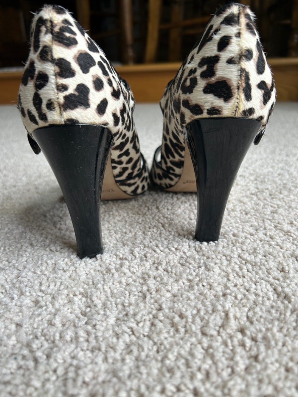 WHITE HOUSE BLACK MARKET OPEN TOE LEOPARD PRINT PONY HAIR HEELS - Picture 4 of 6